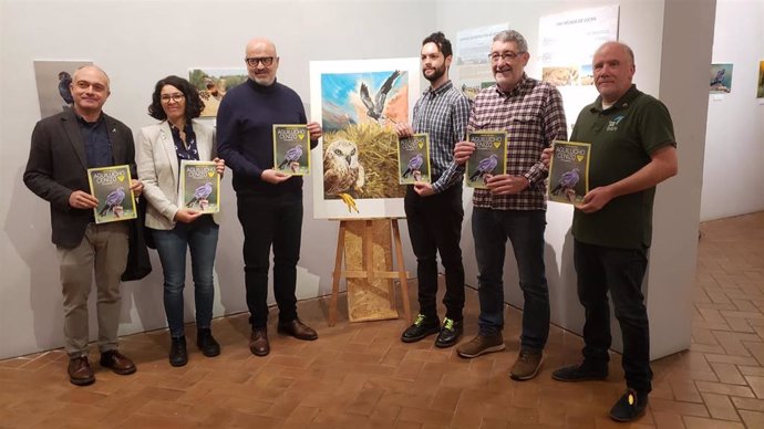 El concejal de Cultura junto a los miembros de SEO Birdlife, organizadores de la exposición.