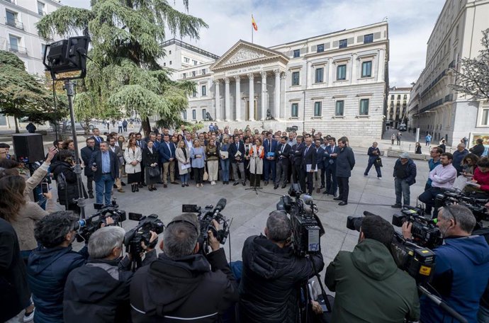 La secretaria general del PP y portavoz del Grupo Parlamentario Popular, Cuca Gamarra (c), atiende a medios a las puertas del Congreso del Congreso de los Diputados