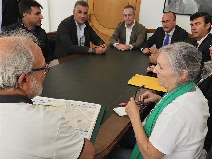 Reunión del consejero de Infraestructuras, Tranporte y Vivienda, Manuel Martín Castizo, con el alcalde de Navalmoral, Enrique Hueso,