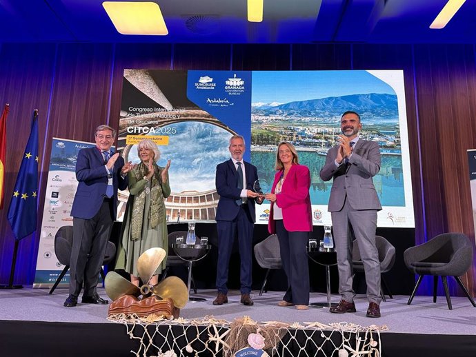 El presidente de la Autoridad Portuaria, José García Fuentes, y la alcaldesa de Motril, Luisa María García Chamorro, cogen el testigo del congreso.