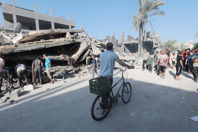 October 20, 2023, Dair El-Balah, Gaza Strip, Palestinian Territory: People search for victims and survivors following an Israeli strike on Al-Atar Family house the town of Deir Al-Balah in the central Gaza Strip on October 20 2023. Thousands of Palestin