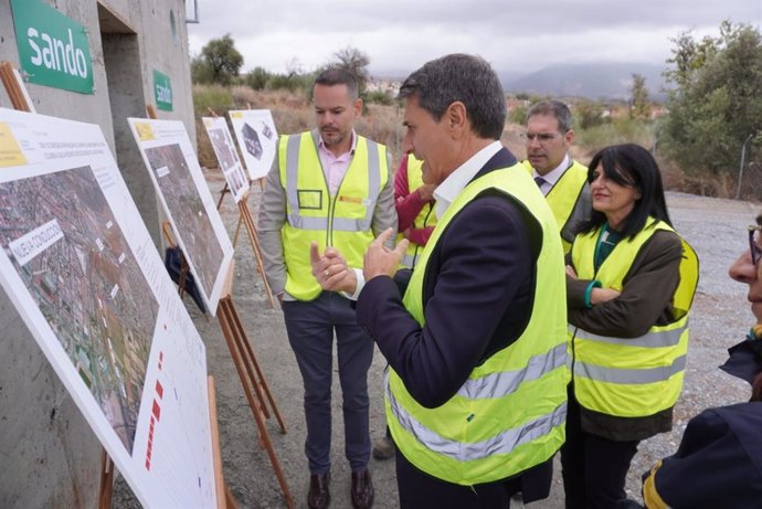 El delegado del Gobierno en Andalucía, Pedro Fernández, visita los trabajos en el Sistema Colomera-Cubillas.