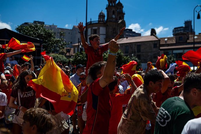 Archivo - Cientos de aficionados celebran la victora de la Selección española de Fútbol Femenino en la final del Mundial Femenino de Fútbol, en la plaza da Ferrería, a 20 de agosto de 2023, en Pontevedra, Galicia (España). El concello ha instalado una p