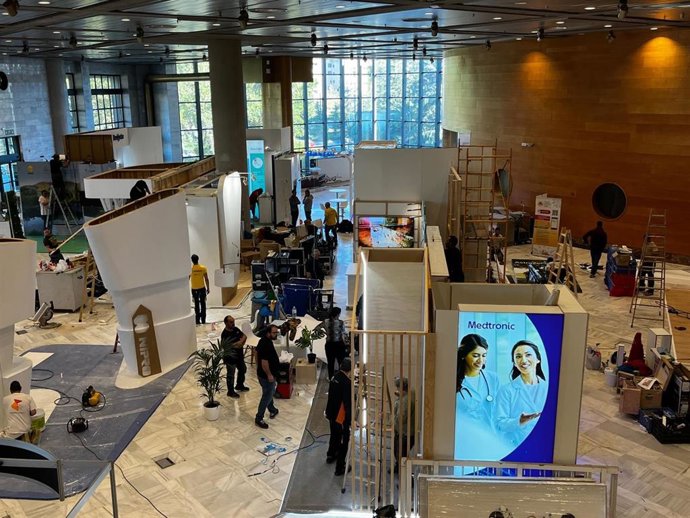 Archivo - Montaje de una exposición en el Palacio de Congresos. Archivo.