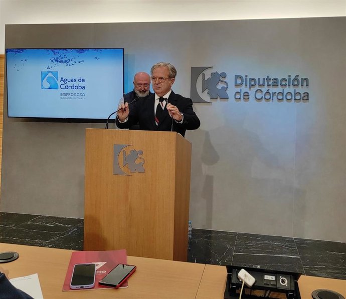 El presidente de la Diputación de Córdoba y presidente de Emproacsa, Salvador Fuentes, en rueda de prensa.