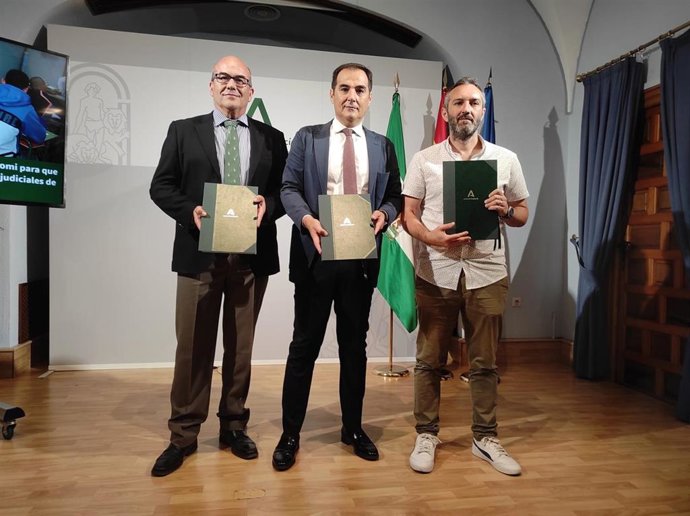 Nieto (centro), entre los responsables de Promi y Córdoba Acoge, tras la firma de los convenios.