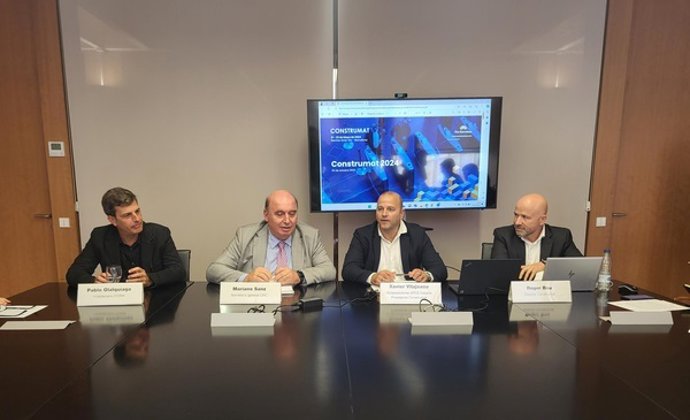 Archivo - El vicedecano del COAM, Pablo Olalquiaga; el secretario general de la CNC, Mariano Sanz; el presidente de Construmat y vicepresidente de APCE España, Xavier Vilajoana, y el director de Construmat, Roger Bou.