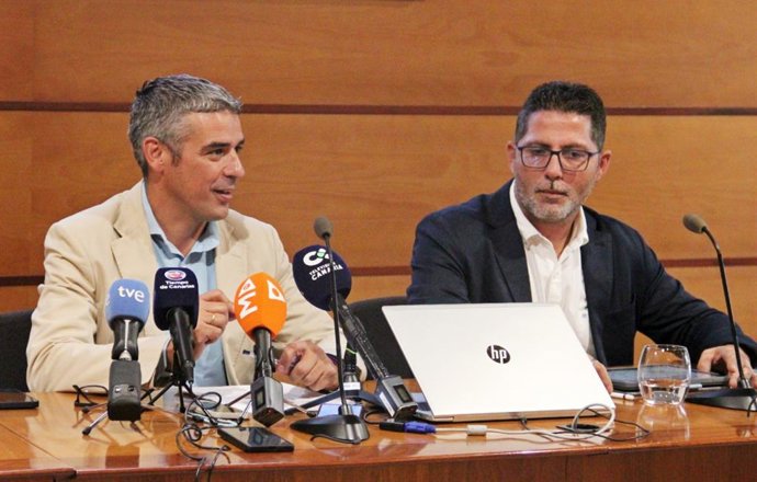 El consejeero de Agrocultura, Ganadería y Pesca del Gobierno de Canarias, Narvay Quintero, y el diretcor general de Ganadería, Andrés Díaz, en rueda de prensa