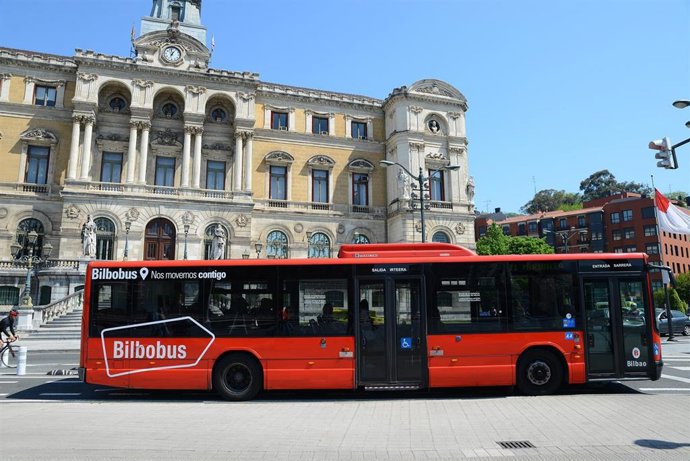 Archivo - Imagen de un Bilbobus pasando ante el Ayuntamiento de Bilbao.