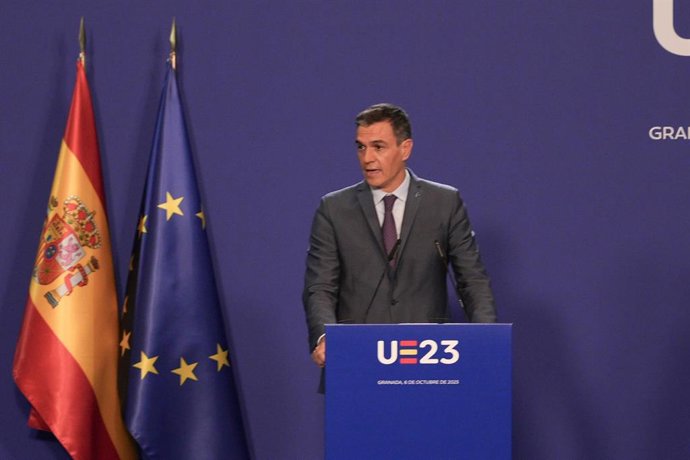 El presidente del Gobierno en funciones, Pedro Sánchez,  en la rueda de prensa posterior a la  reunión informal de Jefes de Estados o de Gobierno de la Unión Europea que asisten a la III Cumbre de la Comunidad Política Europea (CPE).