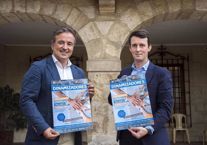 El alcalde, Diego Movellán (i), en la presentación del programa 'Dinamizadores'.
