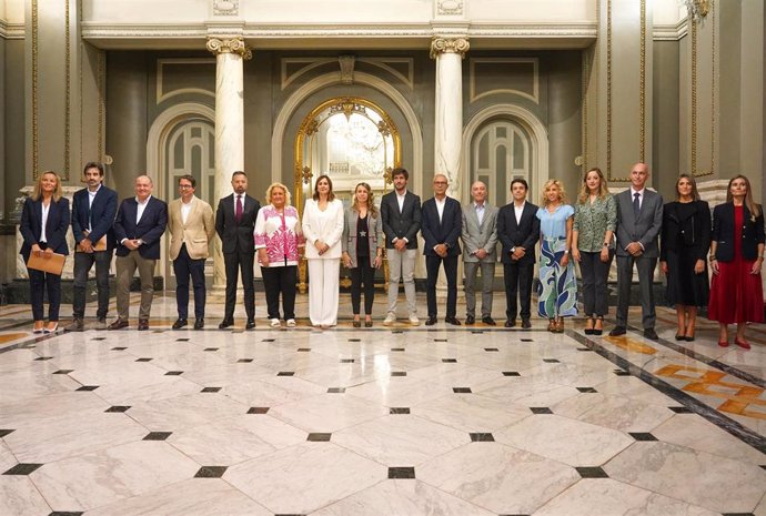 La alcaldesa de Valncia, María José Catalá, junto a todos los concejales que integran su nuevo equipo de gobierno tras el pacto entre PP y Vox. 