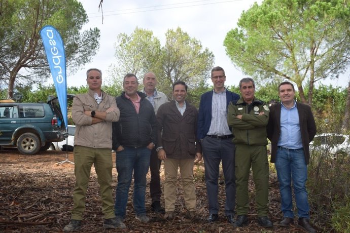 Endesa y la Fundación Migres instalan un nido de águila pescadora en Marismas del Odiel.