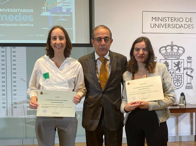 Alba Carballo Castro y Andrea Fuentes Moliz, las dos alumnas premiadas de la US (Sevilla), con el rector Miguel Ángel Castro.