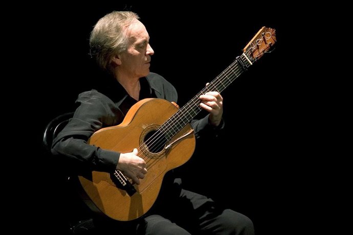 Archivo - Paco Peña tocando la guitarra