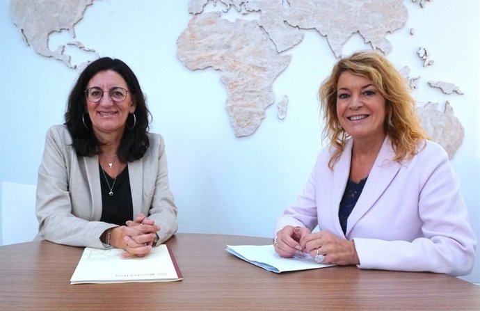 La alcaldesa de Huelva, Pilar Miranda (derecha), y la rectora de Universidad de Huelva, María Antonia Peña.