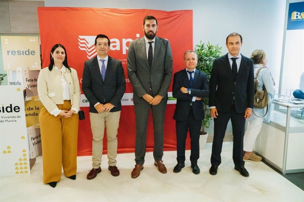 El vicepresidente y consejero de Interior, Emergencias y Ordenación del Territorio de la Región de Murcia, José Ángel Antelo, ha clausurado hoy en el hotel NH Amistad de Murcia el acto de inauguración de la Feria de la Vivienda