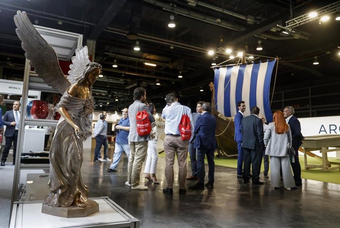 Varias personas visitan la 17 edición de la Feria Internacional de Productos y Servicios Funerarios, Funermostra.
