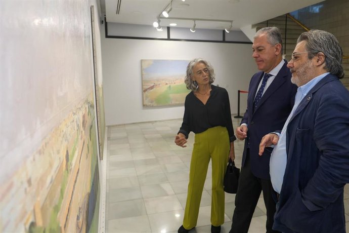 El alcalde de Sevilla, José Luis Sanz, flanqueado por Nuria Canivell y Daniel Bilbao, del Colegio de Arquitectos de Sevilla y de la Facultad de Bellas Artes de Sevilla, respectivamente.