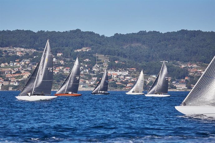 La flota de 6 Metros compitiendo en Sanxenxo durante la Regata Rey Juan Carlos I El Corte Inglés Máster