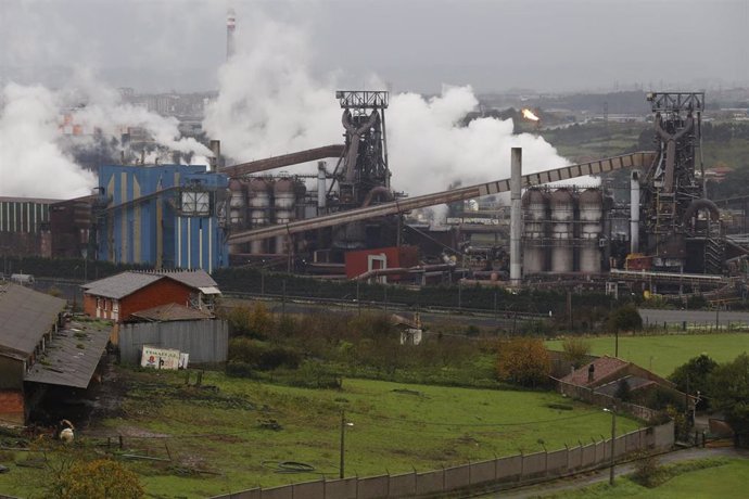 Archivo - Vista de la fábrica de acero de ArcelorMittal en Gijón, Asturias (España). Archivo.