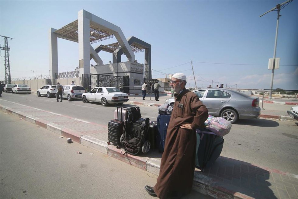 Palestinos aguardan en el paso de Rafá 