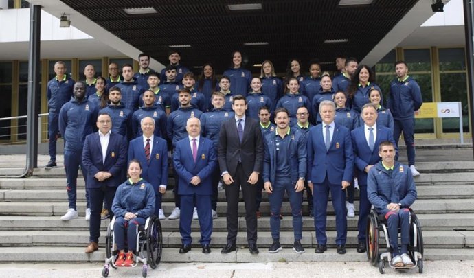 Foto de familia tras la despedida de la selección española de karate para los Mundiales de Budapest