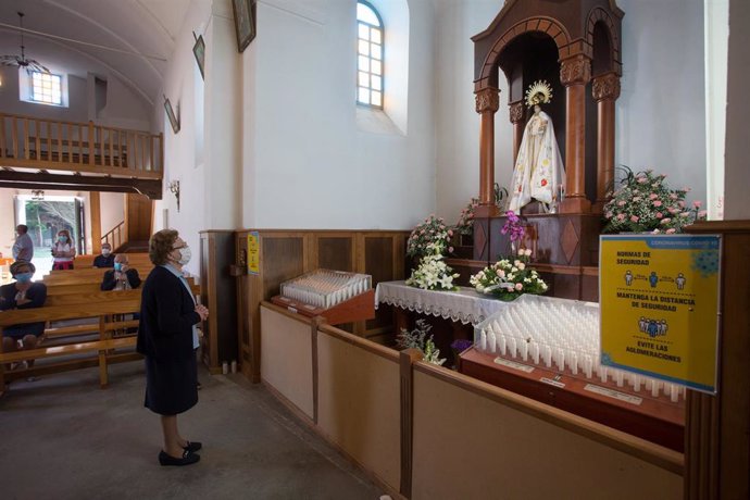 Archivo - Una mujer rezando en la Capilla del Santuario de Os Remedios, en Galicia.