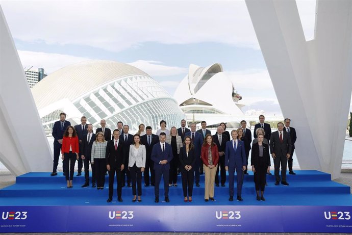 Foto de familia de la reunión informal de ministros de Comercio de la UE en Valncia.