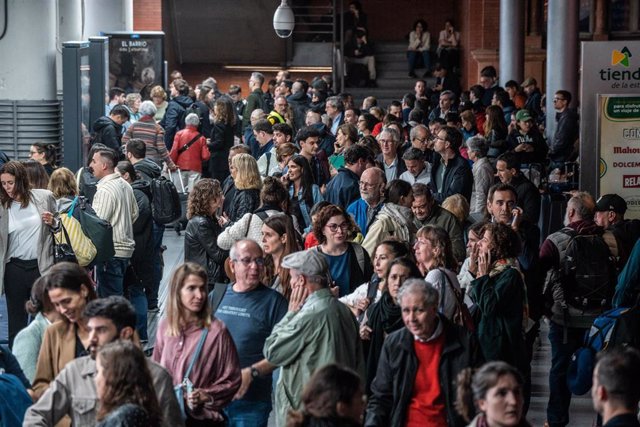 Decenas de personas esperan tras el retraso o cancelación en sus trenes en la estación de Puerta de Atocha-Almudena Grandes, a 19 de octubre de 2023, en Madrid (España). 