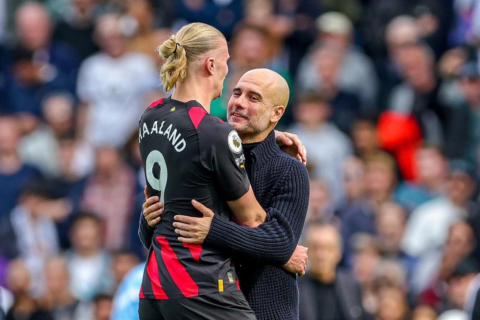 Archivo - El entrenador del Manchester City, Pep Guardiola, abraza al delantero noruego Erling Haaland.