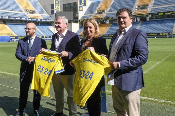 La presidenta de la Diputación en el Estadio con la camiseta del Cádiz.
