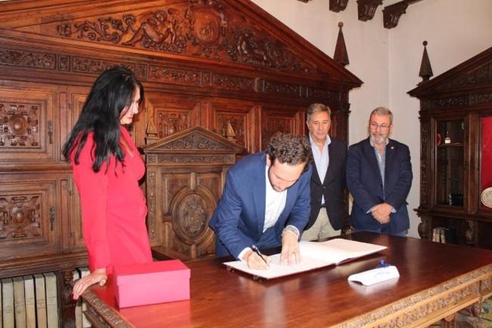 La alcaldesa de Huesca, Lorena Orduna, y el presidente de la DPH, Isaac Claver.