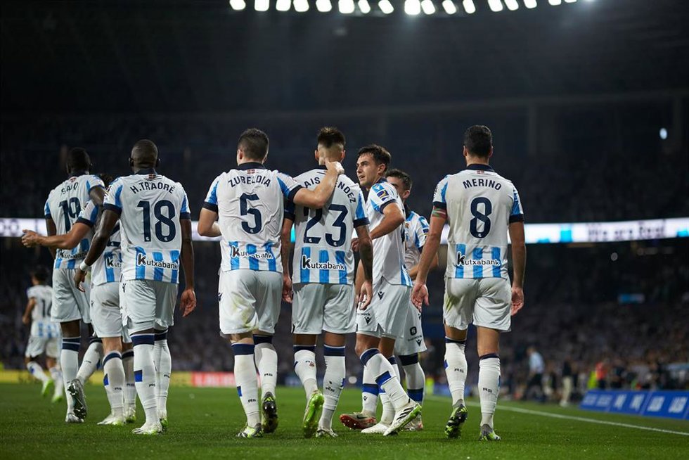 Los jugadores de la Real Sociedad celebran un gol.