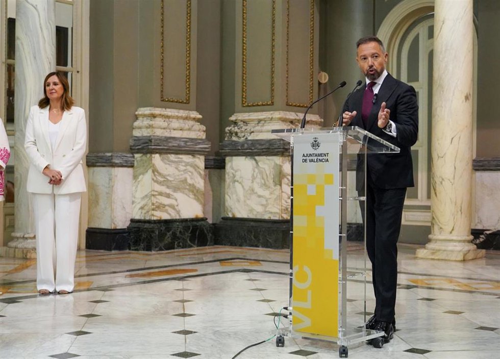 La alcaldesa de Valncia, María José Catalá, y el portavoz de Vox y nuevo segundo teniente de alcalde de la ciudad, Juan Badenas, en la rueda de prensa en la que han presentado el pacto de gobierno entre PP y Vox.