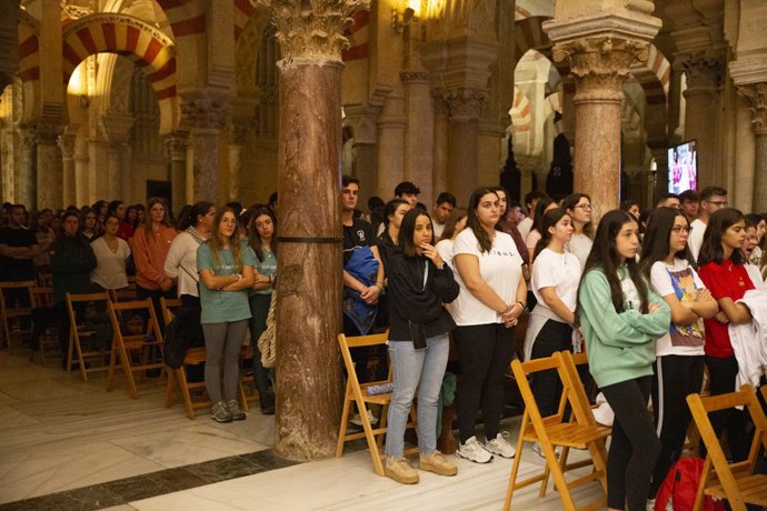 Jóvenes asistentes en la Catedral de Córdoba a la misa de envío a la Peregrinación a Guadalupe.