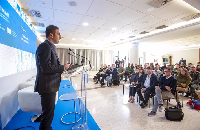 El conselleiro do Mar, Alfonso Villares, interviene en la reunión de la red entre el sector pesquero y organismos científicos de la comunidad autónoma de Galicia (Redemar).
