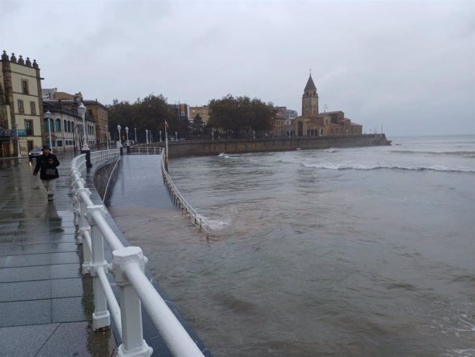 Temporal de lluvia y viento en Gijón.