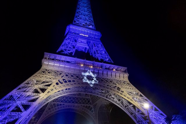 Torre Eifel iluminada con la bandera de Israel