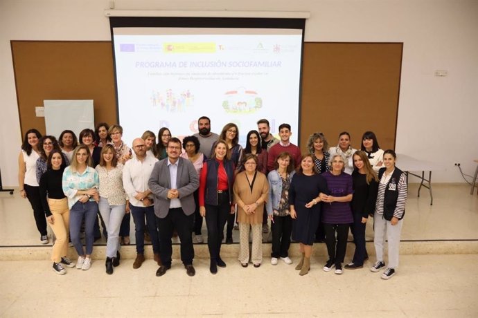 Reunión de seguimiento del proyecto piloto que se desarrolla desde finales de junio para reducir el absentismo escolar en zonas desfavorecidas de Córdoba, concretamente en Moreras, Palmeras y Sector Sur.