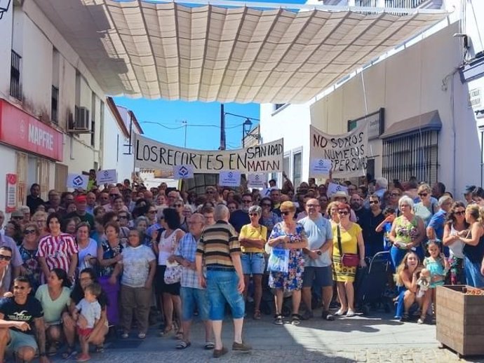 Vecinos de Santa Bárbara de Casa en una concentración por la asistencia sanitaria 24 horas en el municipio.