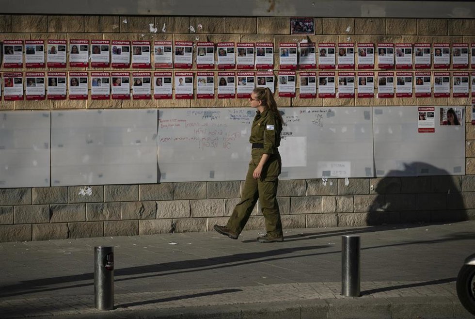 Imagenes de rehenes de Hamás por las calles de Tel Aviv 