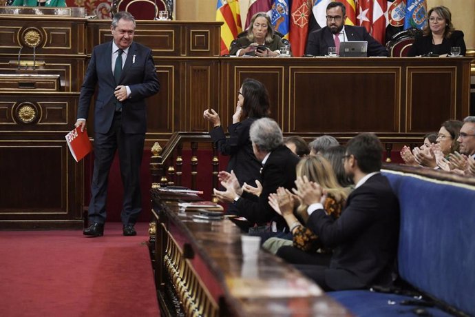 Aplausos al secretario del PSOE-A, Juan Espadas (i), durante un debate tras la Comisión General de las Comunidades Autónomas, en el Senado, a 19 de octubre de 2023, en Madrid (España). (Foto de archivo).