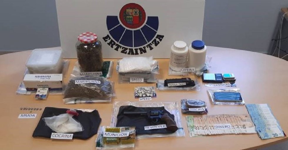 Efectos incautados en la operación antidroga de Balmaseda (Bizkaia)