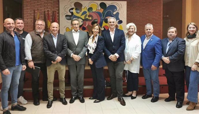 La alcaldesa de Zaragoza, Natalia Chueca, ha asistido este viernes al primer pleno de la junta municipal de Miralbueno, presidida por el concejal José Miguel Rodrigo