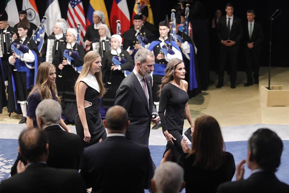 (I-D) La princesa Leonor, la Infanta Sofía, el Rey Felipe VI y la Reina Letizia presiden la 43 edición de la entrega de los Premios Princesa de Asturias 2023, en el teatro Campoamor, a 20 de octubre de 2023, en Oviedo, Asturias (España)