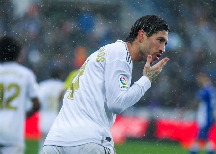 Archivo - El futbolista español Sergio Ramos celebra un gol como jugador del Real Madrid. 
