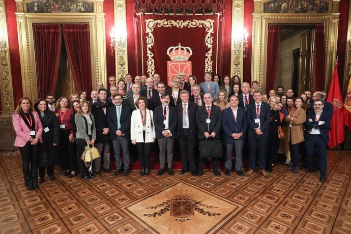 Foto de grupo de los decanos y decanas que visitaron este jueves el Palacio de Navarra.
