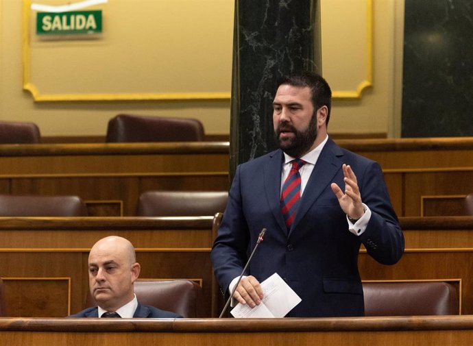 Archivo - El diputado por el partido EH Bildu Jon Iñarritu interviene durante una sesión plenaria en el Congreso de los Diputados, a 14 de diciembre de 2022, en Madrid (España). 