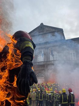 Protesta de los bomberos comarcales de toda Galicia ante la sede de la Diputación de Pontevedra